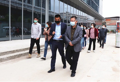 洪山區(qū)副區(qū)長王懷卓一行前往校友創(chuàng)新中心參觀